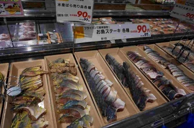 対面販売の鮮魚売り場は多くの客が集まり活気があった。魚のパック売りでも、他店ではあまり見かけない斬新なアイデアが多く、充実している印象