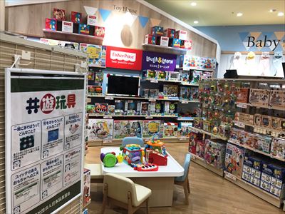 「ラーニングキッズ」コーナーでは遊びながら知能の発達を促進する玩具、「レゴ」「ピープル」「くもん」、木製の知育玩具などを豊富にそろえている