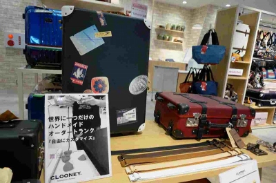 ＪＴＢ横のトラベルライフスタイルショップ「MOOVE」では、品質の高さで海外でも知られる兵庫県豊岡トランク職人のハンドメイドキャリーや、パタンオーダーキャリ―で世界に一つだけのトランクを提案