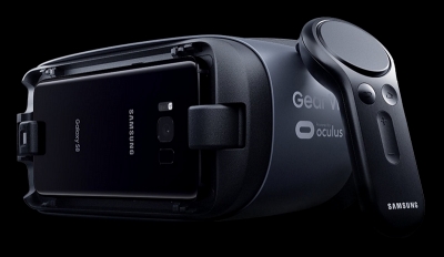 新型Gear VRは2月に開催された携帯電話関連展示会「Mobile World Congress 2017」で先行して発表されていた。ジャイロ、加速度、磁気センサーを内蔵するコントローラーが付属して129ドル。旧型Gear VRユーザーのために、コントローラー単体も39ドルで販売される
