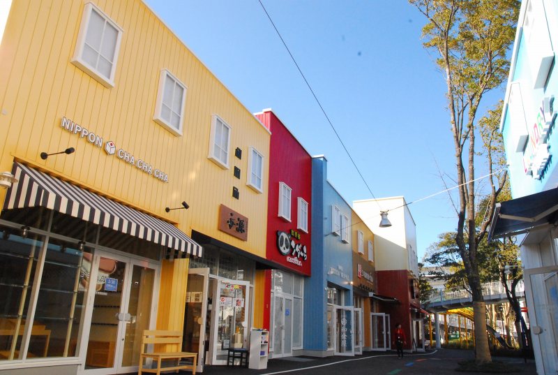 「メイカーズピア」には飲食店や雑貨店など合わせて50以上の店舗が入っている