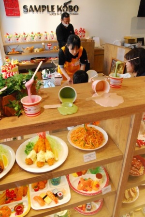 岐阜県郡上市にある観光施設「さんぷる工房」も出店。本店と同じように、食品サンプル作りが体験できる