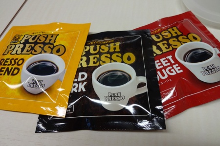 3種類の専用ポッドも同時発売。3つのバランスがとれた「プレッソブレンド」はブラジルとコロンビアをベースにした香ばしくクリアな味わい。甘みが強い「スウィートルージュ」はモカ100%で、華やかな柑橘系のアロマが楽しめる。苦みとコクが強めの「マイルドダーク」は香り高く良質な酸味を持つコロンビア・タンザニアがベースで、重厚感のある味わい。各7g×10個入りで、実勢価格は税込み430円