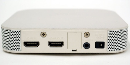 ワイヤレスユニットの背面。HDMI入出力とAVマウス出力を各1基備え、パススルーにも対応する
