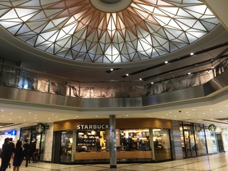 “スターバックス　イブニングス”国内1号店として2016年3月30日にリニューアルオープンした「スターバックス　コーヒー 丸の内新東京ビル店」。営業時間は月曜から金曜が7～22時半、土曜日が8～21時、日祝が10～20時