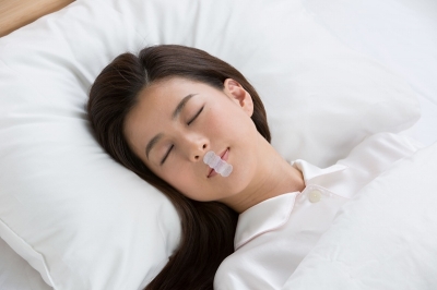 使い方はシンプル。寝る前に口に貼るだけ