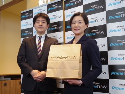 アマゾンジャパンPrime Now事業部の永妻玲子事業部長とココカラファイン販売部マーケティングチームの郡司昇マネジャー