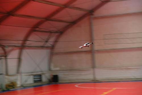 宙を疾走する「Parrot Bebop 2」。屋内では2~3秒ほどしか全力飛行できないほどの俊敏な運動性能を備えている