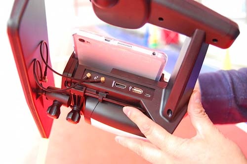 専用コントローラーにはHDMI出力端子が用意されている。ヘッドマウントディスプレーを装着すれば、鳥瞰で視界いっぱいに広がる景色を眺めながら自由に空を舞えるわけだ