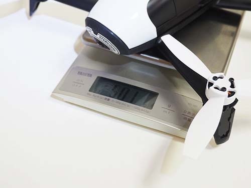 パロット「Parrot Bebop 2+Parrot Skycontroller Black Edition」。実売価格9万9500円前後。機体の重量は実測501グラム。取り外し可能なバッテリーの重量は実測197グラムで、全体の重量の多くを占めている