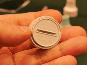 電源はボタン電池(CR2032)で、1日3回の歯磨きで約半年使える