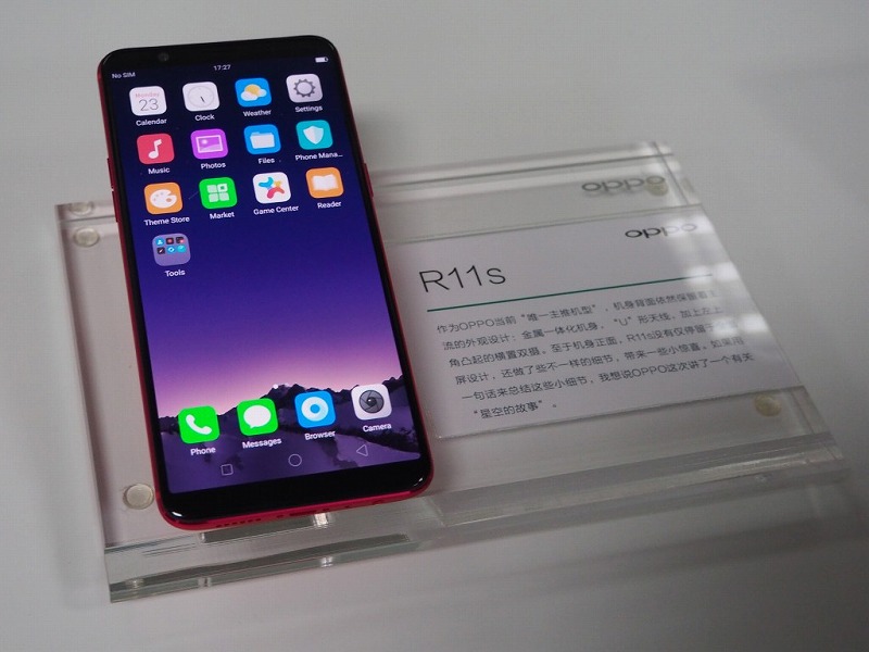 日本に投入されたOPPOの「R11s」。明るさによって使うカメラを切り替えるデュアルカメラ機構や、AIを活用して顔をきれいに撮影するフロントカメラを備えるなど、カメラ機能に力を入れている
