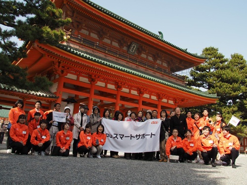 「auスマートフォン講座×達人と行く、春の京都ツアー」は、スマートフォン初心者とフィーチャーフォン利用者がスマートフォンを体験しながら京都観光を楽しむ内容。写真は同イベントより