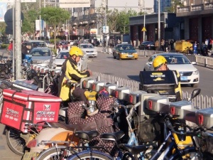 複数の業者のバイクを同時に見かけることも珍しくなくなった