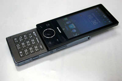 W-ZERO3シリーズはiPhone以前、スマートフォンの代表格として人気を獲得していた。写真はシリーズ最後のモデルとなった「HYBRID W-ZERO3」。2009年11月18日にウィルコム社内にて撮影