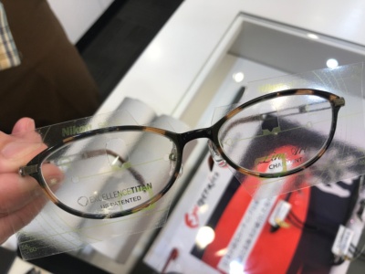 眼鏡レンズの中心点と瞳の位置（アイポイント）がずれると見え方が違ってしまうので、メガネの調整技術が重要になってくる。この調整が不良だと、見えにくく、使いづらいメガネになってしまう