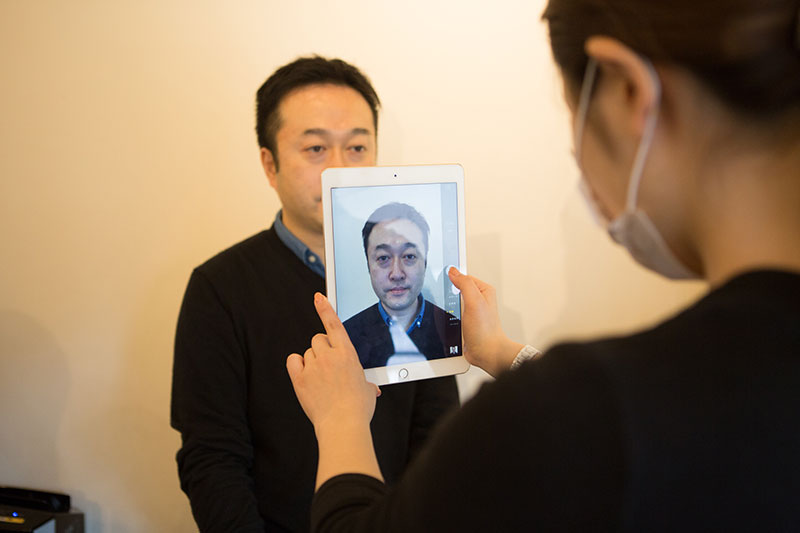 記入した質問状をもとに細かいカウンセリングをして、現在の眉の形を知るために撮影