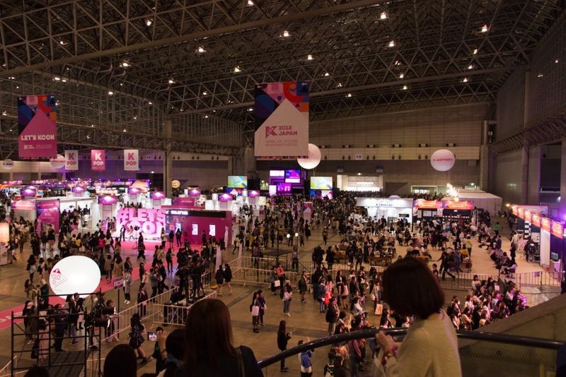 幕張メッセで開催されたKCONジャパンの様子。取材日は金曜日だったが、それでも大変な賑わい。10代、20代の女性が多い