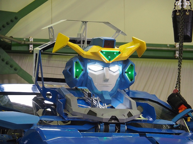 往年のロボットアニメのイメージがそのまま具現化したような「J-deite RIDE」の頭部。大河原邦男氏らしさ溢れる顔立ちだ