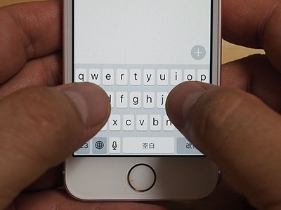 iPhone SEはフリック入力をしやすいが、「日本語ローマ字」（QWERTY）キーボードを両手親指で入力するのには集中力が必要