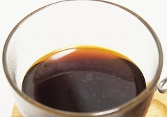 金属メッシュフィルターを使用すると、コーヒー豆の油分がコーヒー表面に浮くコーヒーオイルまで楽しめる
