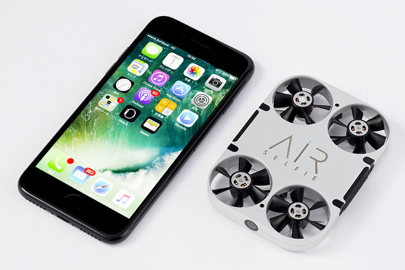 iPhone 7（左）と比べると、AirSelfie（右）の小ささがよく分かる