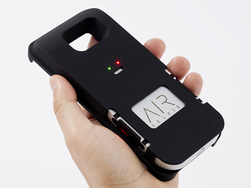キットに付属するバッテリー内蔵ケース。AirSelfieを底面から格納すれば、バッテリーの充電と本体の保護が両立できる