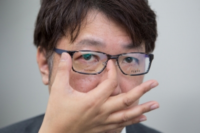 目の位置はレンズの横幅の真ん中に黒目が来るのが基本（写真はイメージ）。眼鏡はFLEYE 「Holme-A col.149」（問い合わせ先：フライ ジャパン）