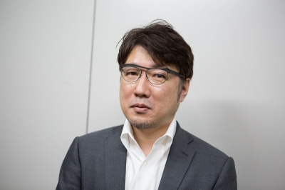 一瞬普通に見えて、左右非対称で遊び心がある眼鏡。「メタルなので落ち着いた色を選ぶと意外にシックな印象になる。職種によってはビジネスでも活用可能」（藤氏）。FROST「HONEY col.01」（問い合わせ先：ソウ）
