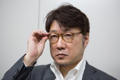 「主張するようでなじんでいる。なじんでいるようで個性的。自分では手に取りそうにない色が、実はかけるととてもバランスの良い雰囲気を醸し出してくれるんです」（藤氏）。Lesca LUNETIER「711 col.Cognac」（問い合わせ先：グローブスペックス エージェント）