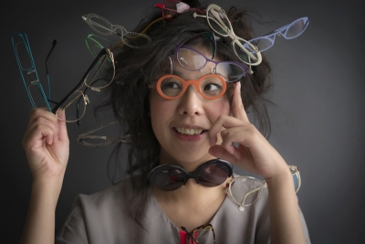 眼鏡スタイリストの藤 裕美（とう ひろみ）氏は1977年福岡県生まれ。10年間、眼鏡屋で働きながら彫金技術を学んだ後、24歳で店長としてショップを運営。2007年にドイツへ渡り、眼鏡ブランド「FROST」に勤務。帰国後、2009年から眼鏡スタイリストとして活動を開始。著書は『めがねを買いに』(WAVE出版)、『あなたの眼鏡はここが間違っている』（講談社）。公式ウェブサイト「眼鏡予報」（<a href="http://glasses-o-o-brille.com/" target="_blank">http://glasses-o-o-brille.com/</a>）（photo by KEITA HAGINIWA）