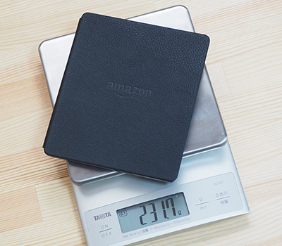 バッテリー内蔵カバー込みの実測重量は231.7g。手が疲れるほどの重量ではないが、より快適にホールドするため毎回カバーをはずして利用している