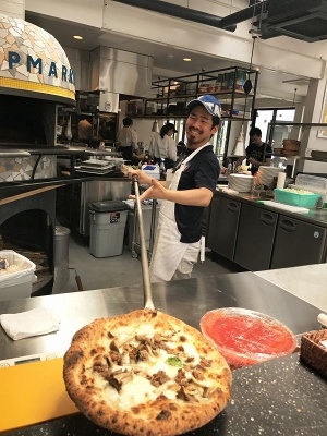 入口を入って左側の店舗はイタリアから直送したピザ用の薪窯を備えたオープンキッチンで、ライブ感を楽しみながら料理を味わえる。ピザを焼くのは、ピッツァイオーロ（ピザ職人）歴10年のスタッフ