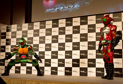 現在配信中の「仮面ライダーアマゾンズ」。会場には、オメガ、アルファの2人のアマゾンが登場した