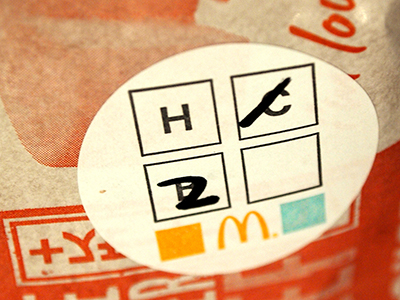 出来上がったハンバーガーには普段見慣れないシールが貼られていた。この、B、H、Cと書かれているところに数を書き込んで、オーダーを確認するオペレーションになっているようだ