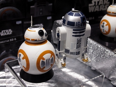 「HOMESTEAD BB-8」「HOMESTAR R2-D2」（各6980円、7月発売予定）も展示されていた。この2つを同時に投影することで「ブルーマップ」が完成する。また、キャラクターやメカの投影も可能だ