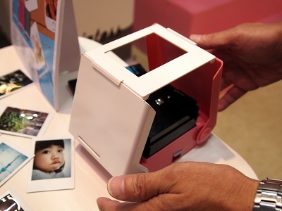 タカラトミー「プリントス」（3480円）。この上部に写真を表示したスマホをかぶせて、下部にあるシャッターを押すだけ