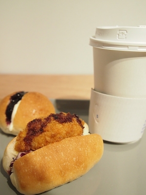 コーヒーは紙コップでの提供だが、味は本格的