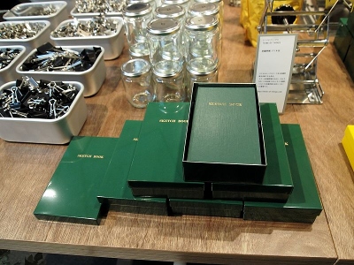 ここでしか買えない、測量野帳が10冊入れられる緑の缶ケース。ほかに、5冊入る黄色と緑の缶も用意されている