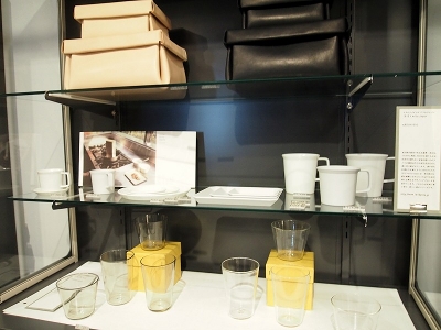 コクヨ製品以外のものも、このショップのコンセプトに合うものをセレクトして販売。1616アリタジャパンのカップなどが並んでいる
