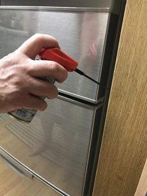 ゴキブリが生息しやすい家具や冷蔵庫の隙間にスプレーするだけで、殺虫効果を発揮する