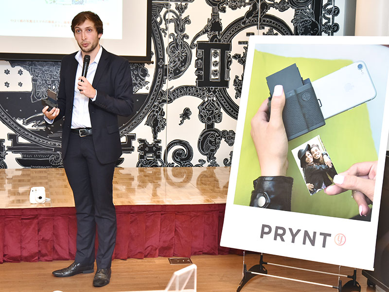 iPhoneで使える小型プリンター「PRYNT POCKET」を披露するPRYNT社のクレモン・ペロCEO。このようなデジタルガジェットでは珍しく、PRYNT社はフランスの企業