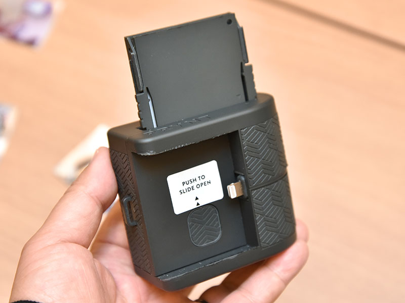 PRYNT POCKET本体。背面にiPhoneをはめ込む構造となっており、接続用のLightning端子が見える