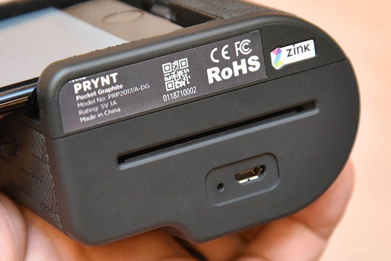 底面にはプリント排出用のスリットを用意する。内蔵バッテリーはmicroUSB端子経由で充電する
