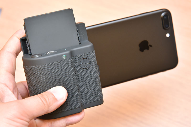 iPhone 7 Plusを装着したところ。重心がiPhone寄りになるので、ややバランスが悪くなる