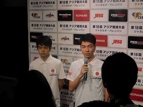 日本代表として取材を受けるレバ選手（左）とSOFIA選手。ともにサッカーゲームを機にサッカーそのものを好きになったという経歴を持ち、ゲームがスポーツ人口の底上げにつながることを証明するeスポーツ競技者でもある。