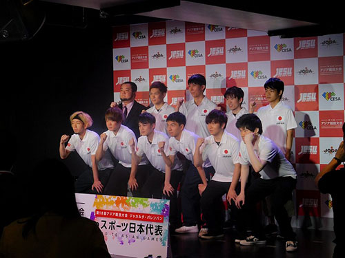 他の競技の日本代表選手たちとの記念写真。日本のeスポーツが世間に広く認知される第一歩を踏み出すことになった競技者たちである