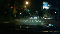 夜間は街灯の光りが当たって明るい道路ははっきりと映っているものの、暗い歩道などは見えにくい