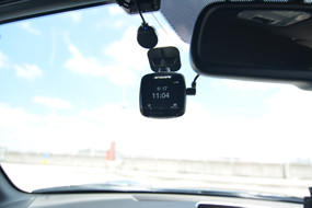 背面の画面は、電源を投入した直後の数秒はカメラの映像を表示するが、しばらくすると時計に切り替わるため、目障りにならない。設定で映像を常時表示にすることもできる