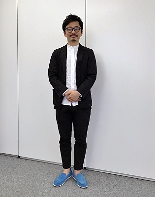 ロックポート ジャパン マーチャンダイジングマネージャーの田中祐介氏。人気のライトブルーは、クールビズの着こなしのポイントにもなる